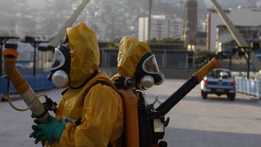 Las tareas de desinfección seguirán por varios días más en la ciudad de Río. (EFE)