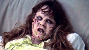 La adaptación cinematográfica de “El exorcista” está centrada en Regan, una niña de doce años victima de fenómenos paranormales. Fue estrenada en 1973.