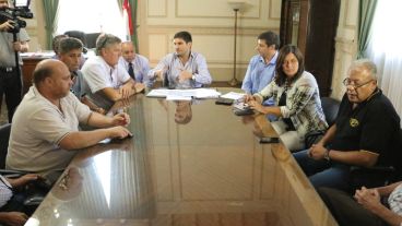 Funcionarios y representantes de los taxistas se reunieron en Gobernación.