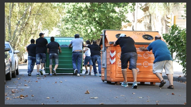 Tacheros usaban los contenedores para interrumpir el tránsito.