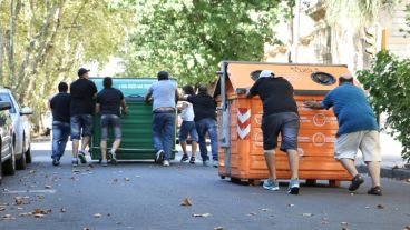 Tacheros usaban los contenedores para interrumpir el tránsito.