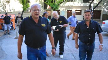 Peones de taxis ingresan a la sede de Gobierno.