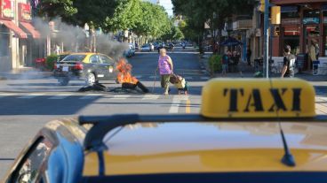 Los taxistas realizaban un piquete frente a la Terminal.