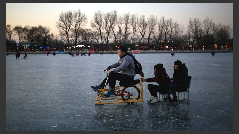 A pesar del frío intenso en gran parte de China, hay muchas personas que disfrutan el aire libre. (EFE)