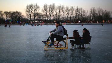 A pesar del frío intenso en gran parte de China, hay muchas personas que disfrutan el aire libre. (EFE)