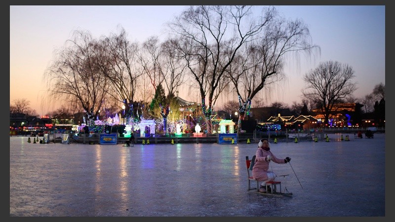 El lago congelado de Shichahai en Pekín es disfrutado por miles de personas por día. (EFE)