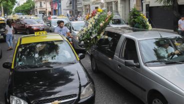 Taxistas en el velatorio del trabajador asesinado el miércoles por la noche.