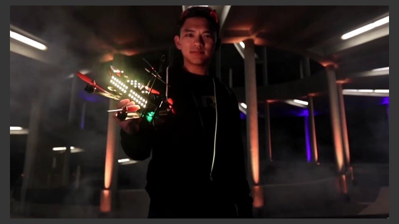 Un hombre de la DRL con su maquina de carrera