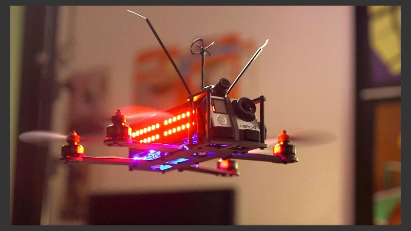 Un drone de la DRL en vuelo estacionario