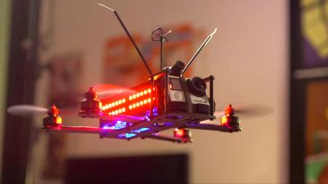 Un drone de la DRL en vuelo estacionario