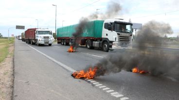 Tránsito complicado en el acceso a la ciudad en la autopista Buenos Aires - Rosario. (Rosario3.com)