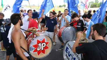 Jóvenes de diferentes organizaciones realizaron la protesta este viernes. (Rosario3.com)