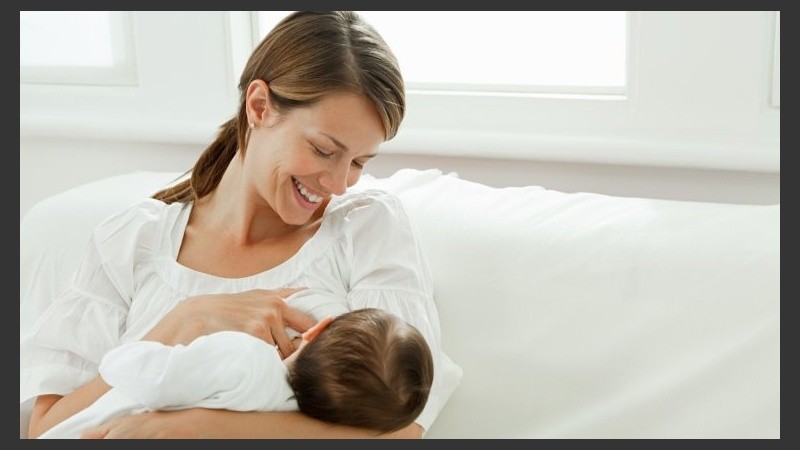 La leche materna cubre todas las necesidades alimentarias del bebé durante los seis primeros meses.