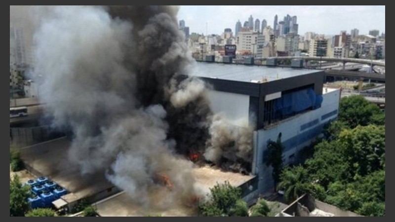 El incendio se inició en un depósito anexo.