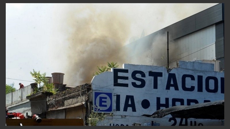 El incendio se inició en un depósito anexo.