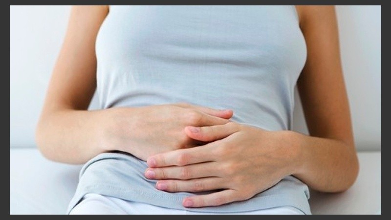 Entre los síntomas más habituales se presentan la sensación de picazón, dolores en la parte baja del abdomen e incluso en la espalda.