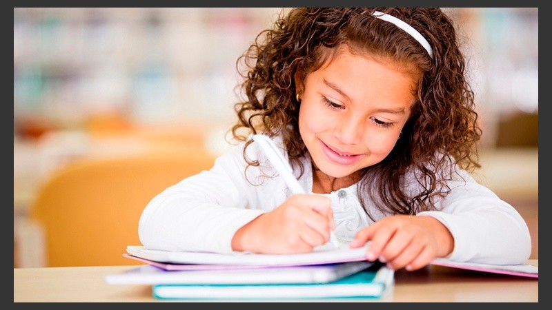 Aprender a escribir con la mano, al mismo tiempo que aprender a leer, facilita la lectura mediante el desarrollo de la motricidad fina.