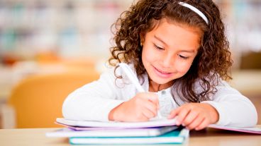 Aprender a escribir con la mano, al mismo tiempo que aprender a leer, facilita la lectura mediante el desarrollo de la motricidad fina.