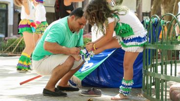 Un hombre ayuda a una niña a prepararse para bailar en la mañana del lunes. (Alan Monzón/Rosario3.com)