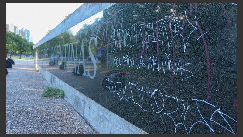 Pintadas y escrituras en el Parque Nacional a la Bandera.