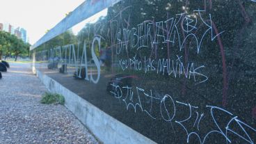 Pintadas y escrituras en el Parque Nacional a la Bandera.