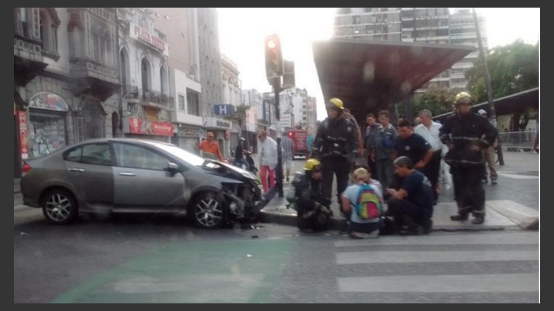 Así quedó el auto al que la autobomba chocó camino al incendio. 