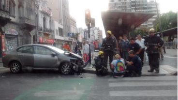 Así quedó el auto al que la autobomba chocó camino al incendio.