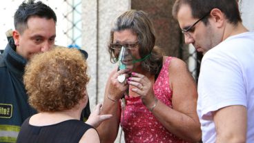 Varios vecinos tras salir del edificio tuvieron que recibir asistencia médica.