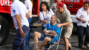 Varios vecinos tras salir del edificio tuvieron que recibir asistencia médica.