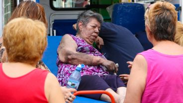 Una mujer recibe asistencia.