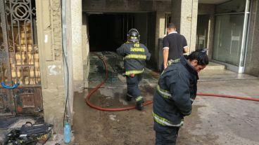 Varias dotaciones de bomberos trabajaron en el lugar.