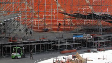 Un gran escenario es montado en el estadio ubicado en la ciudad de La Plata. (EFE)