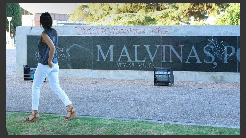 El monumento a Malvinas después de las pintadas.