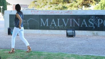 El monumento a Malvinas después de las pintadas.