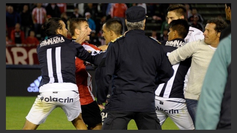 La gresca obligó a suspender el encuentro.