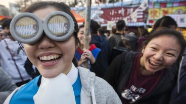 Dos jóvenes chinas ríen durante la feria del Año Nuevo Chino en las calles de Hong Kong. (EFE)