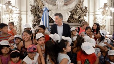 Macri con los chicos en la Casa de Gobierno.