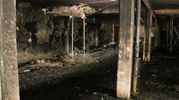 Así quedó la cochera, lugar donde se originó el incendio.