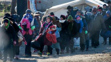 A pesar de las frías temperaturas, en la frontera entre Macedonia y Grecia, hay más más de siete mil refugiados.