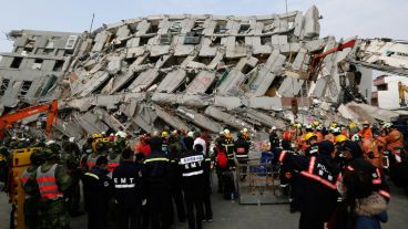 Los equipos de rescates continúan ante el fuerte terremoto en el sur de Taiwán el pasado sábado. (EFE)