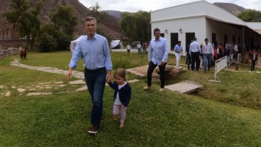 Macri con su hija y seguido por Massa, en un típico paisaje jujeño.