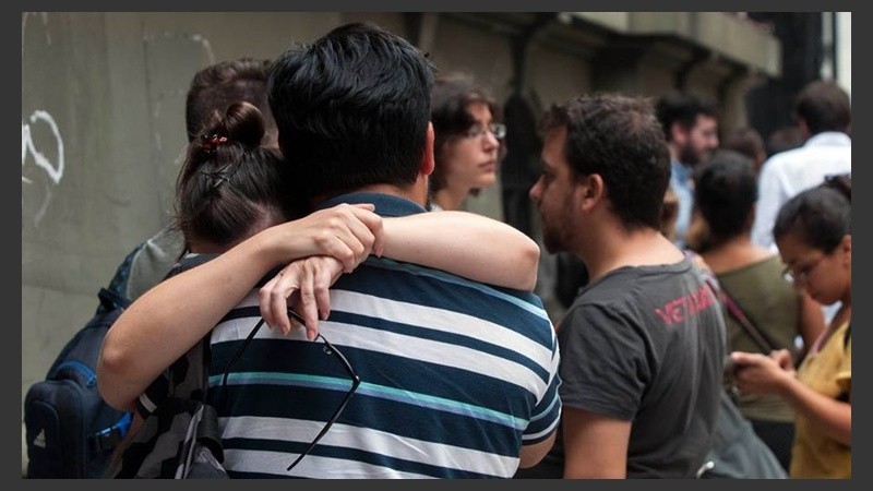 Una empleada despedida frente a un Ministerio de la Nación.