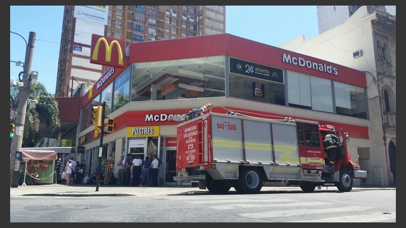 Bomberos Voluntarios acudieron al local de calle Pellegrini.