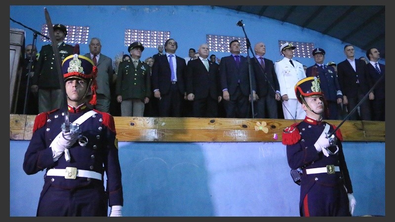 Granaderos frente al palco de honor que se montó en una escuela.