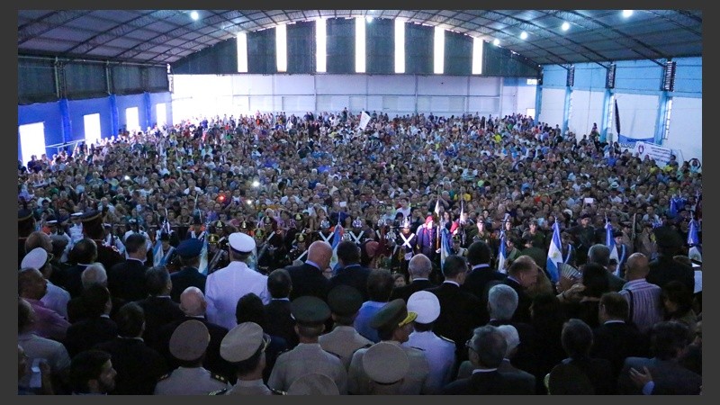 Mucha gente vivió la celebración al resguardo de la lluvia.