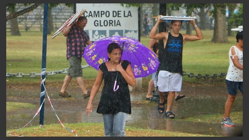 El público que llegó temprano al Campo de la Gloria debió retirarse por la intensa lluvia.