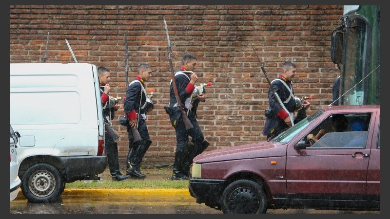 La lluvia trasladó el acto bajo techo.