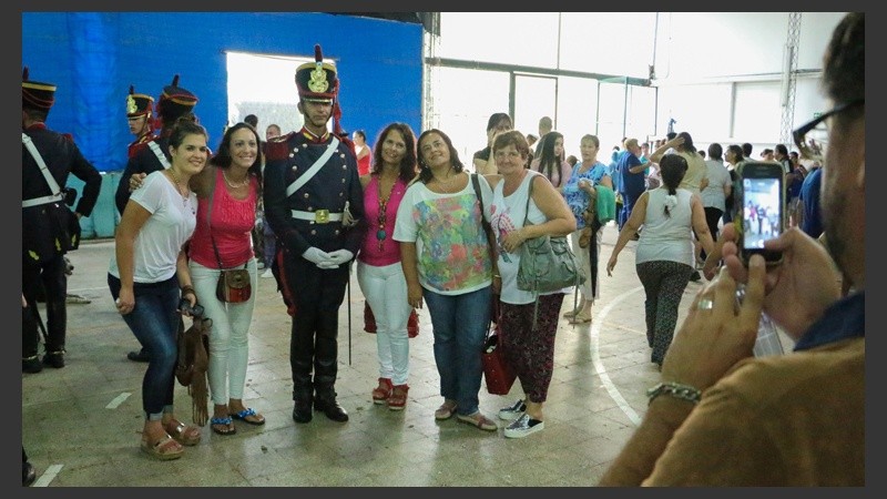 Una foto con un Granadero minutos antes de comenzar el acto.