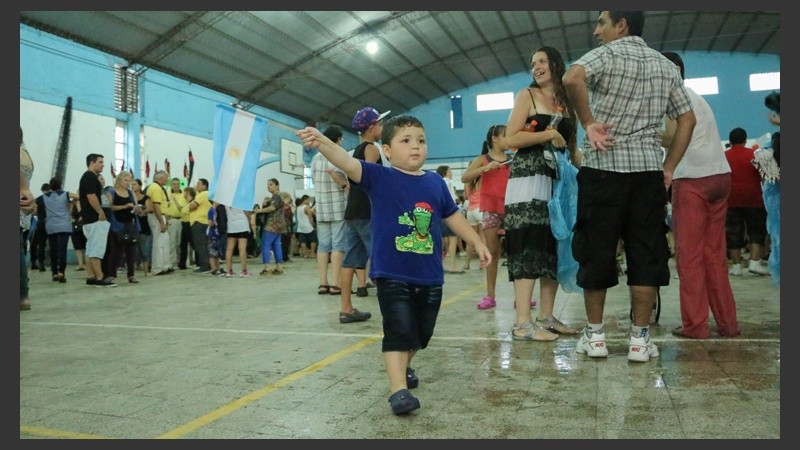Un nene flamea una bandera en el parabólico.