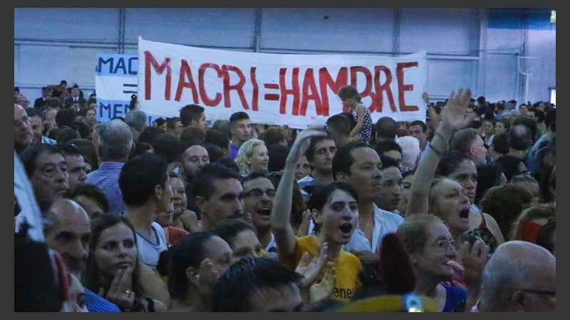 Pancartas y abucheo para el presidente Mauricio Macri que faltó al acto.